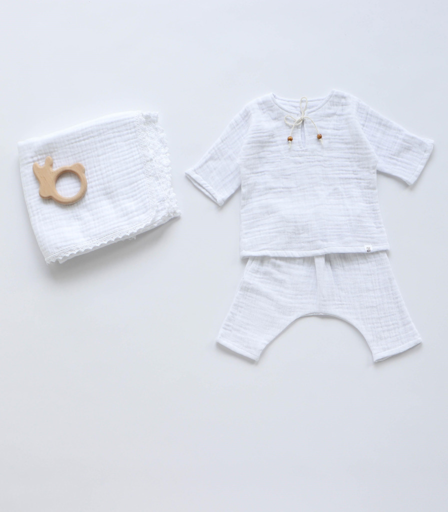 Мусліновий костюм білий на Хрещення для хлопчика