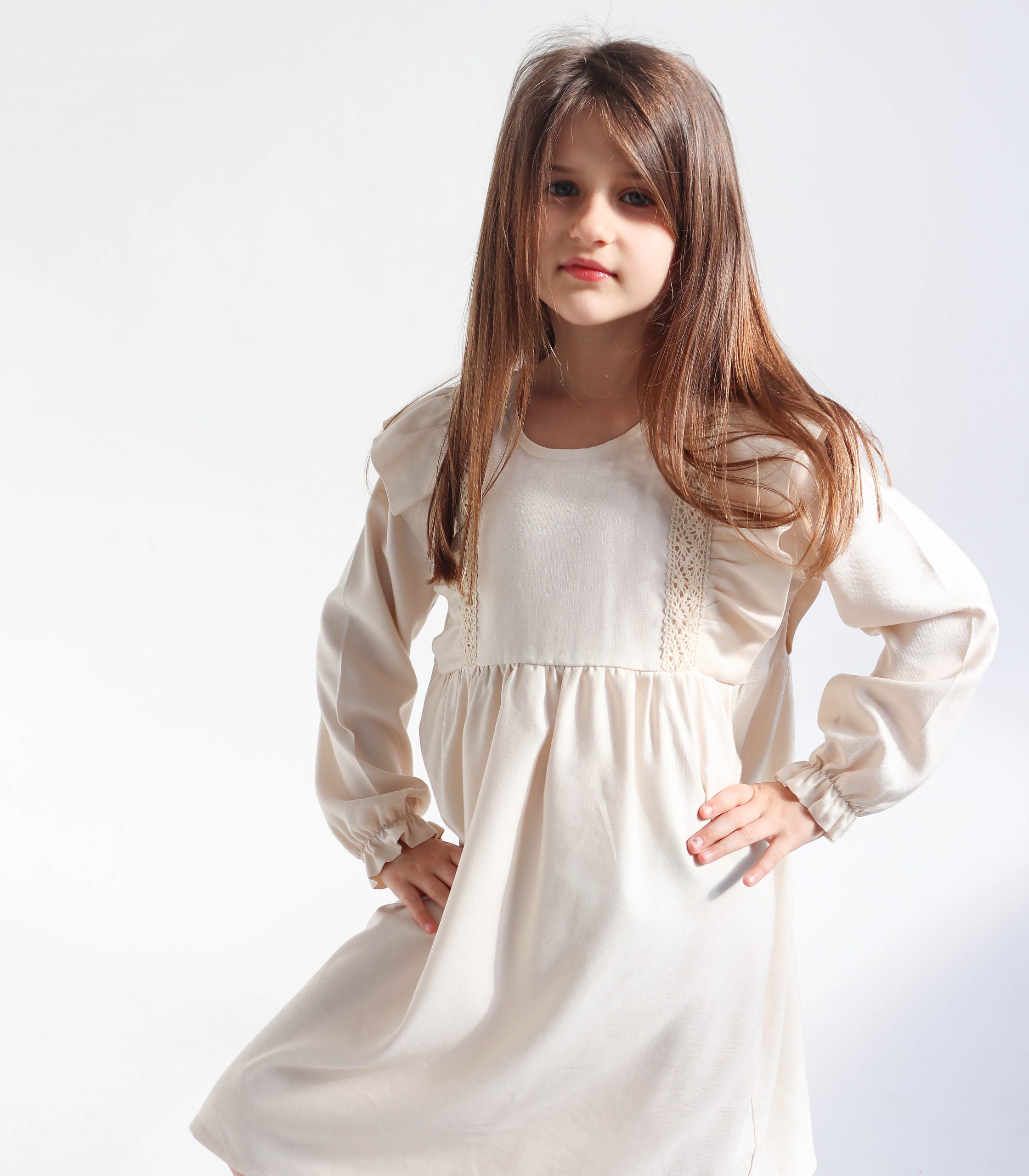 Лляна сукня з мереживом