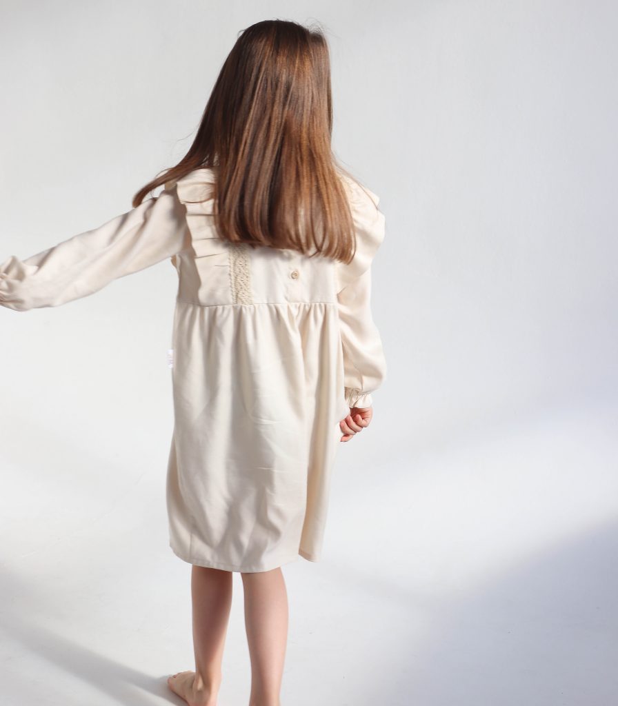 Лляна сукня з мереживом