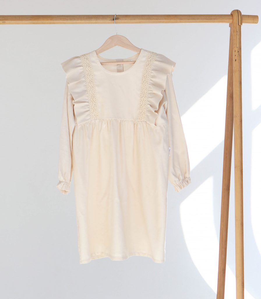 Лляна сукня з мереживом