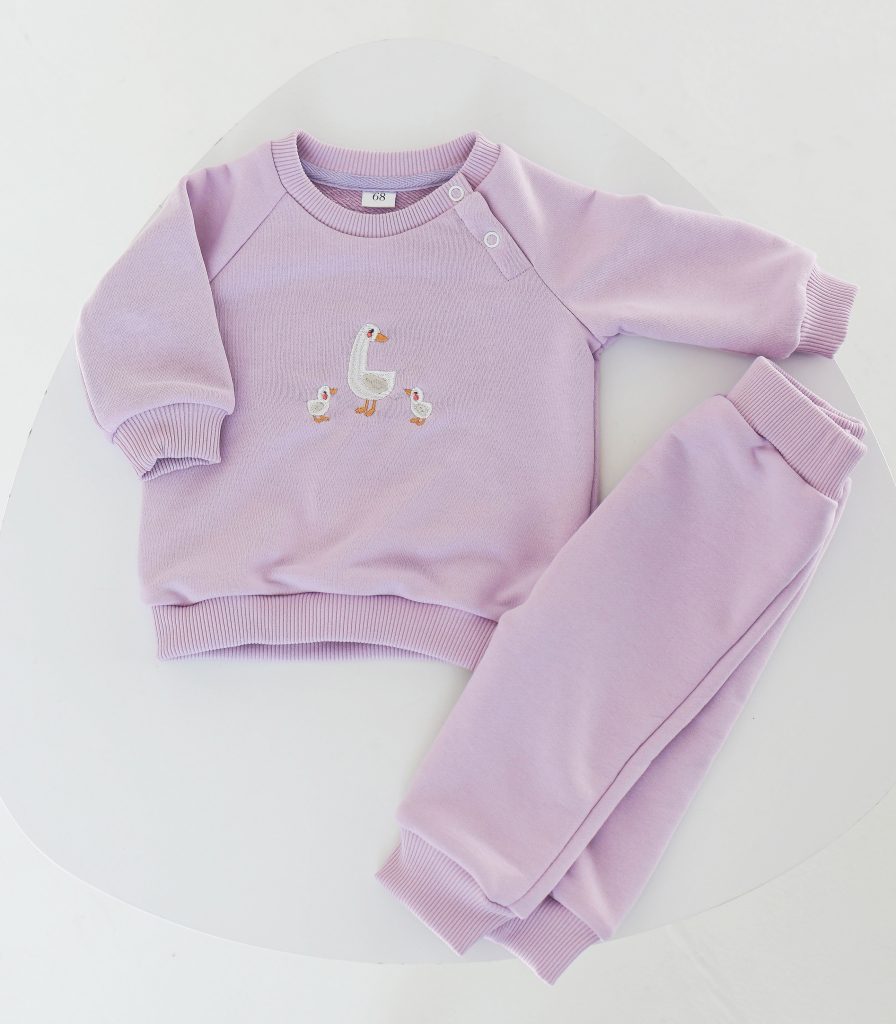 Костюм бузковий «Гуси»